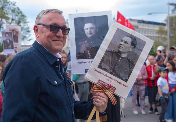 Immortal Regiment in Vienna, Austria led by Russian Ambassador Dmitry Lyubinsky.The participants of the event honored the memory of the heroes of the WWII with a minute of silence on Schwarzenbergplatz Square and laid flowers at the Monument to Soviet soldiers who died during the liberation of Austria from the Nazis. - Sputnik International