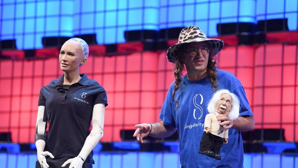 Ben Goertzel, Chief Scientist, Hanson Robotics & SingularityNET, and Sophia the Robot - Sputnik International