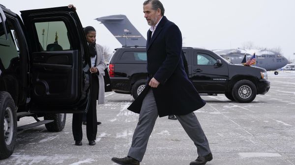 Hunter Biden, son of President Joe Biden, walks to a motorcade vehicle after stepping off Air Force One with President Biden, Saturday, Feb. 4, 2023, at Hancock Field Air National Guard Base in Syracuse, N.Y. - Sputnik International