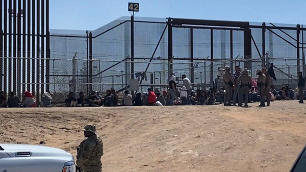 US law enforcement authorities are seen apprehending migrants on the US-Mexico border in El Paso, Texas, amid a recent surge ahead of the expiration of Title 42. - Sputnik International