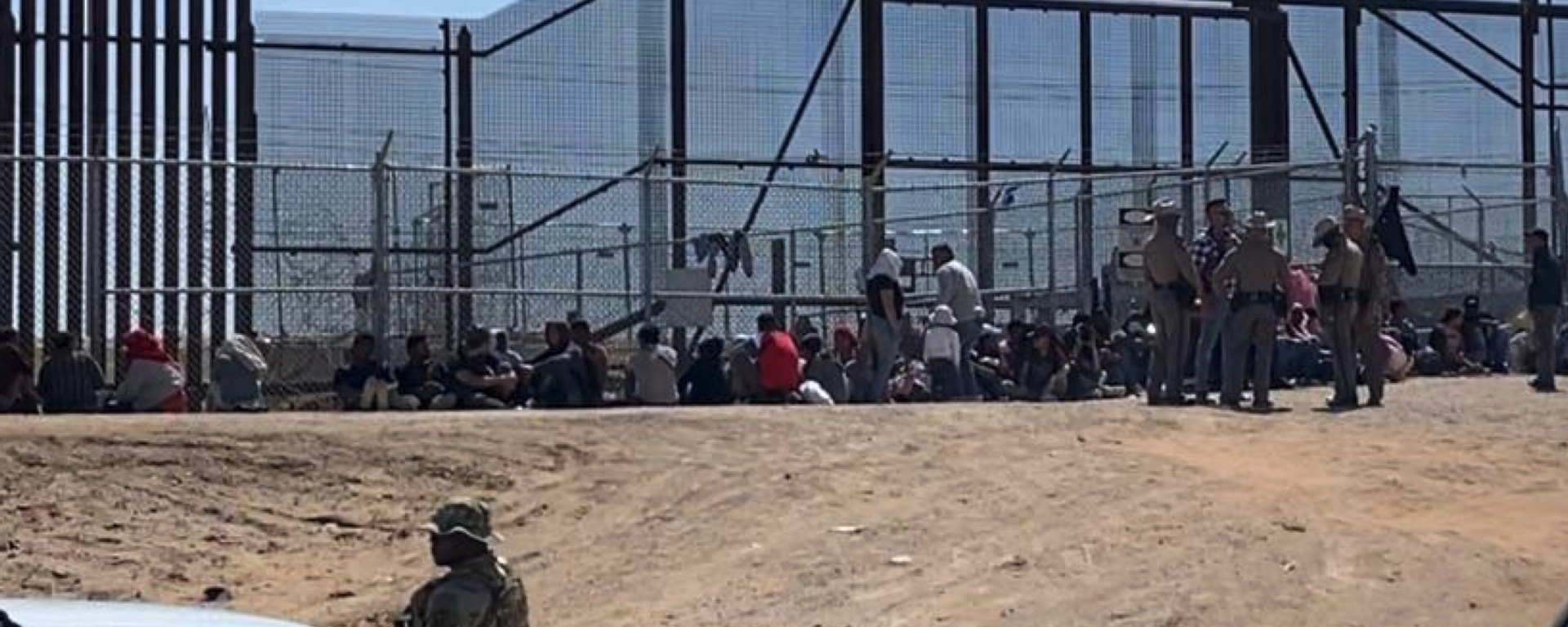 US law enforcement authorities are seen apprehending migrants on the US-Mexico border in El Paso, Texas, amid a recent surge ahead of the expiration of Title 42. - Sputnik International, 1920, 29.12.2023