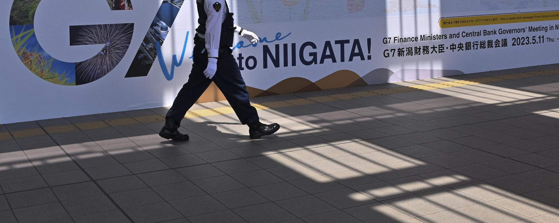 A policemen walks past the logo of the upcoming G7 Finance Ministers and Central Bank Governors' Meeting displayed at Niigata railway station in Niigata on May 10, 2023 A policemen walks past the logo of the upcoming G7 Finance Ministers and Central Bank Governors' Meeting displayed at Niigata railway station in Niigata on May 10, 2023 - Sputnik International, 1920, 28.10.2023
