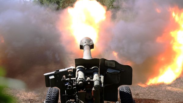A D-20 howitzer operated by Donetsk People's Republic troops fires at Ukrainian forces in the Yasinovatsky District. August 17, 2022 - Sputnik International