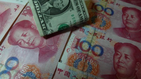 Yuan banknotes and US dollars are seen on a table in Yichang, central China's Hubei province on August 14, 2015 - Sputnik International