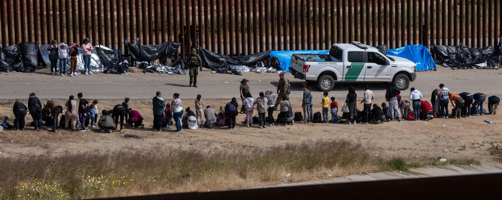 Migrants wait to be processed by United States authorities on the US side of the US-Mexico border, seen from Tijuana, Baja California state, Mexico, on May 11, 2023. - Sputnik International, 1920, 12.05.2023