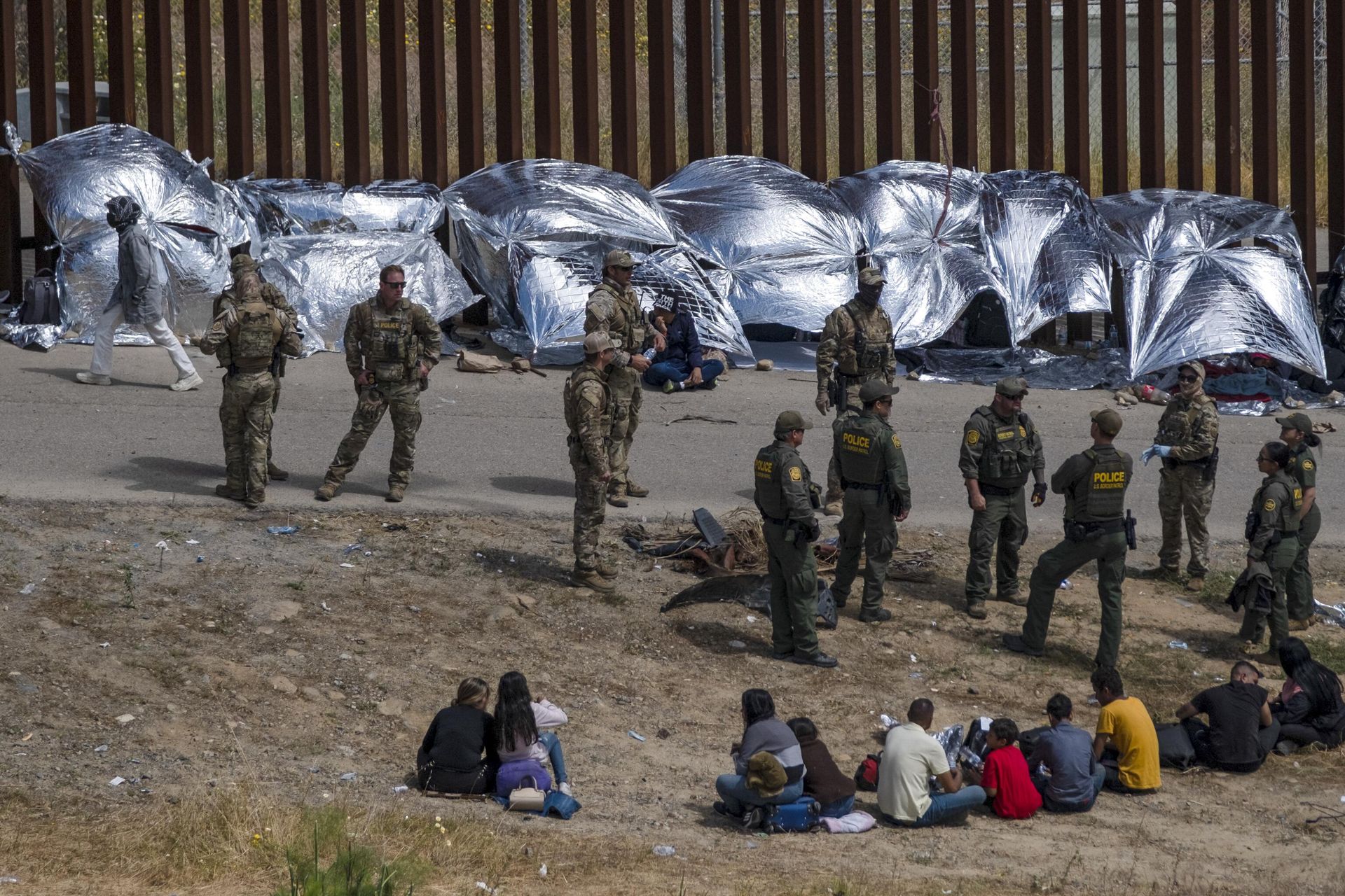 Migrants wait to be processed by United States authorities on the US side of the US-Mexico border, seen from Tijuana, Baja California state, Mexico, on May 11, 2023.  - Sputnik International, 1920, 12.05.2023