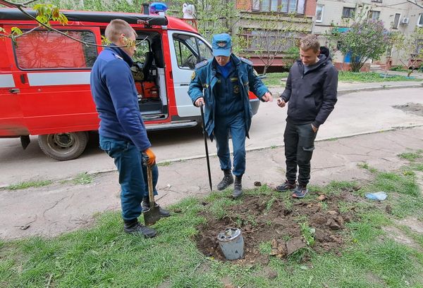 DPR's EMERCOM officers near a fragment of Uragan multiple rocket launcher munition that fell in a residential area of Gorlovka after shelling by the Ukrainian Armed Forces - Sputnik International