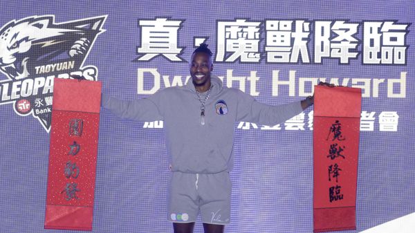 U.S. professional basketball player Dwight Howard poses for the media with auspicious messages that read Dwight Howard comes,right, and Power erupts during a signing ceremony with Taiwan Taoyuan Leopards in Taipei, Taiwan, Saturday, Nov. 12, 2022. - Sputnik International
