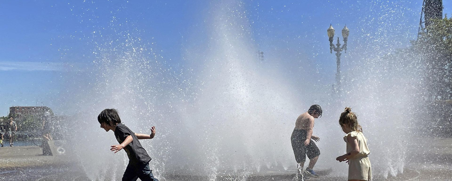 Children play in a fountain to cool off in downtown Portland, Ore. - Sputnik International, 1920, 17.07.2023