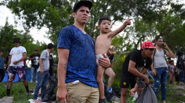 Migrant people wait before attempting to cross the Rio Grande into the US from Matamoros, state of Tamaulipas, Mexico on May 10, 2023. - Sputnik International