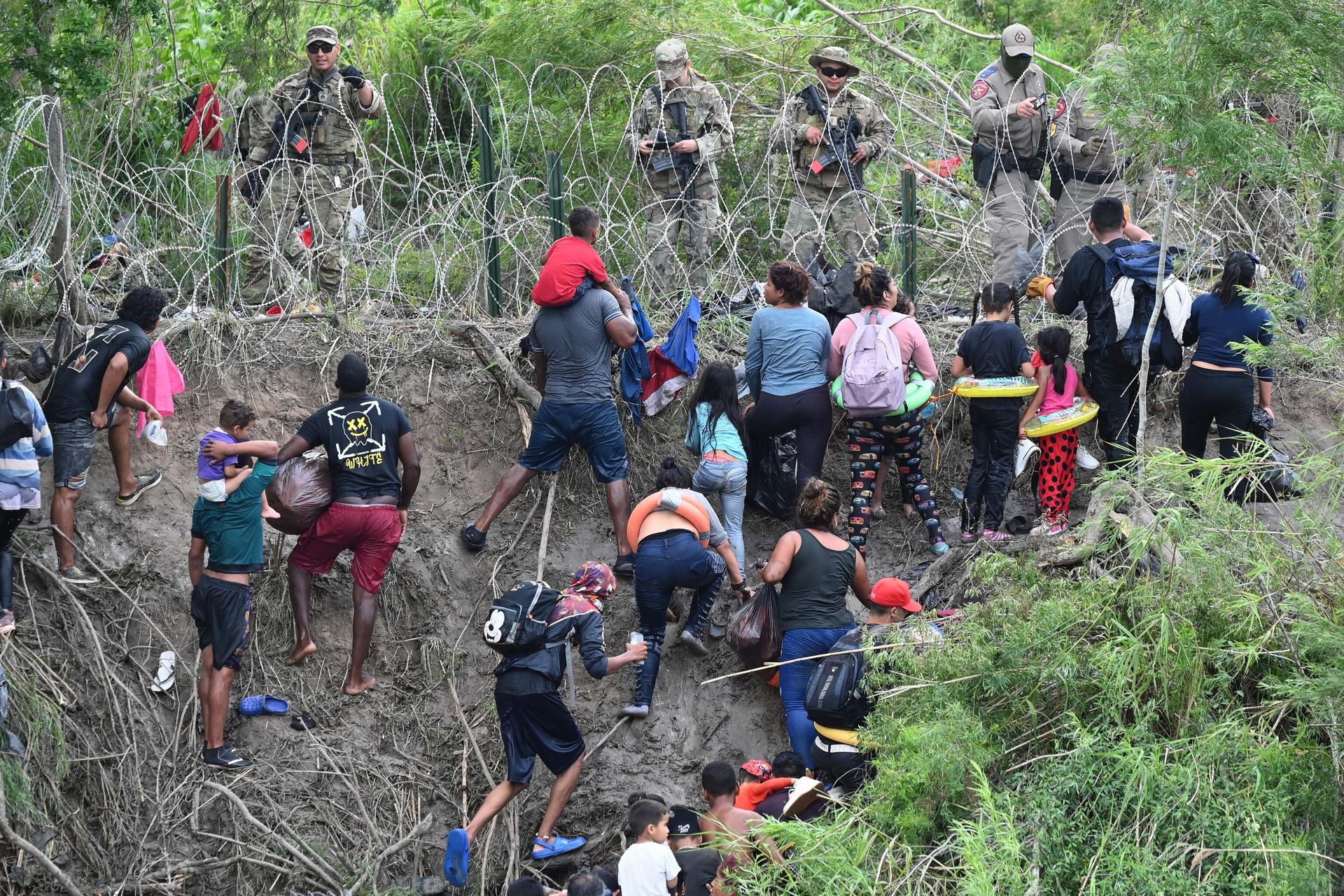 Migrant people try to get to the US through the Rio Grande as seen from Matamoros, state of Tamaulipas, Mexico on May 11, 2023. - Sputnik International, 1920, 14.05.2023