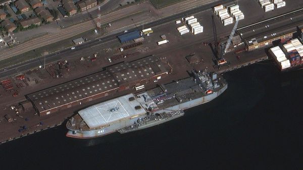 IRIS Makran and IRIS Dena, seen here docked in Cape Town, South Africa on April 4, 2023. Satellite image by Maxar Technologies. - Sputnik International