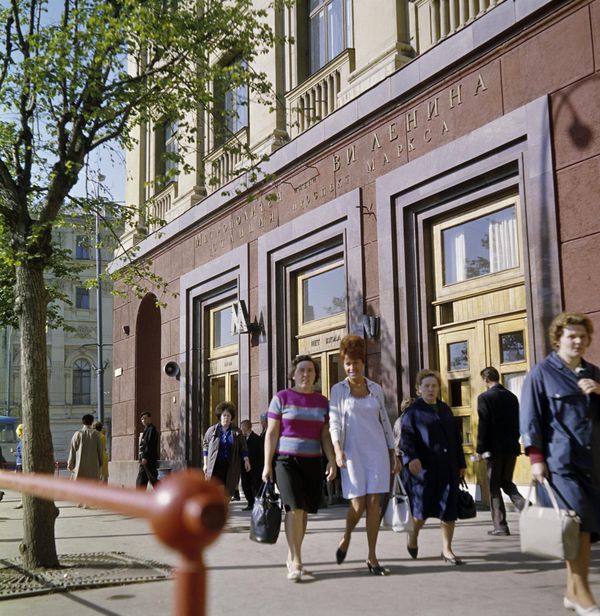 Each station has its own distinct style, reflecting different periods of Soviet history and showcasing the creativity and skill of prominent architects and artists.Above: Entry to Prospect Mira metro station. - Sputnik International