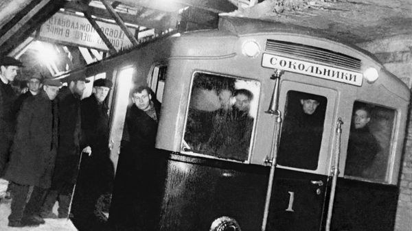 Moscow Metro's first train makes a trial run - Sputnik International