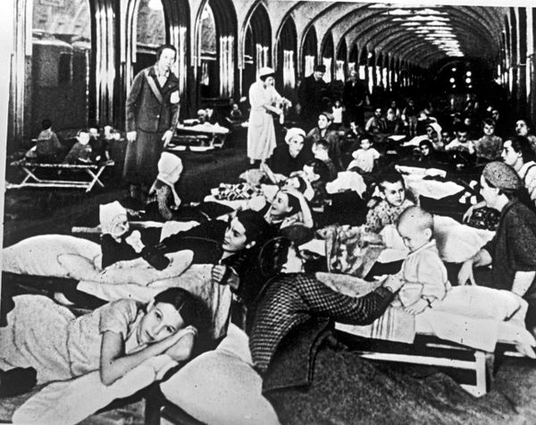 The metro was opened in 1935 and served as a bomb shelter during the Great Patriotic War. Many stations were used as air-raid shelters during this time.Above: Muscovites in the underground hall of Mayakovskaya station during an air raid. - Sputnik International
