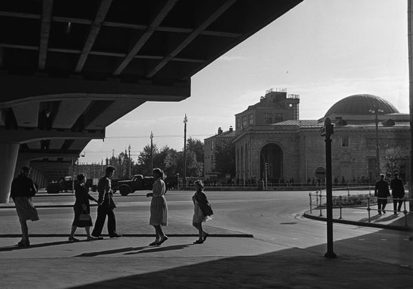 A view of the surface concourse of the Park Kultury metro station and Krymskaya Square in Moscow. - Sputnik International