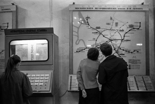 Passengers study the Moscow Metro's map. - Sputnik International