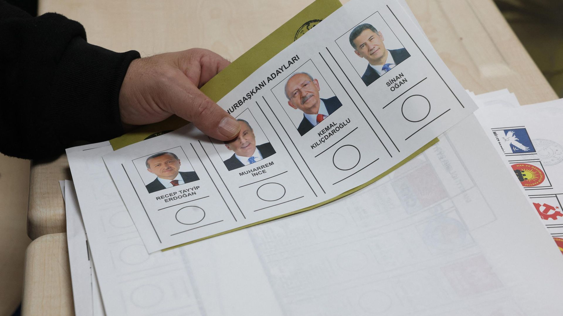 A person holds a ballot at a polling station in Ankara on May 14, 2023, for parliamentary and presidental elections in Turkiye. A person holds a ballot at a polling station in Ankara on May 14, 2023, for parliamentary and presidental elections in Turkiye. - Sputnik International, 1920, 15.05.2023