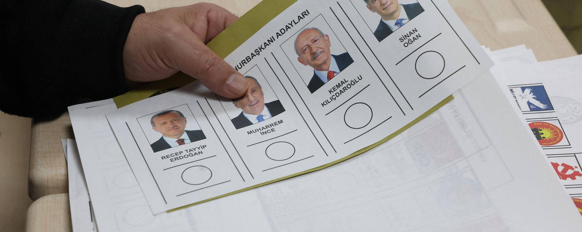 A person holds a ballot at a polling station in Ankara on May 14, 2023, for parliamentary and presidental elections in Turkiye. - Sputnik International, 1920, 15.05.2023