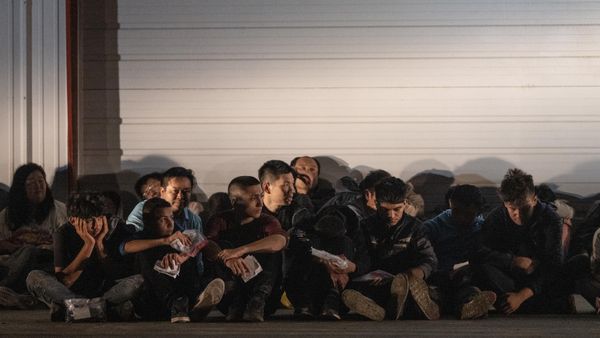 Migrants wait for a bus to take them to a processing center after they turned themselves over to US Border Patrol agents after crossing over from Mexico in Fronton, Texas on May 12, 2023. - Sputnik International