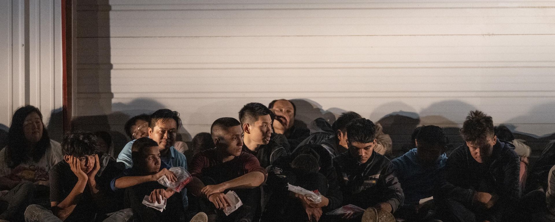 Migrants wait for a bus to take them to a processing center after they turned themselves over to US Border Patrol agents after crossing over from Mexico in Fronton, Texas on May 12, 2023. - Sputnik International, 1920, 15.05.2023