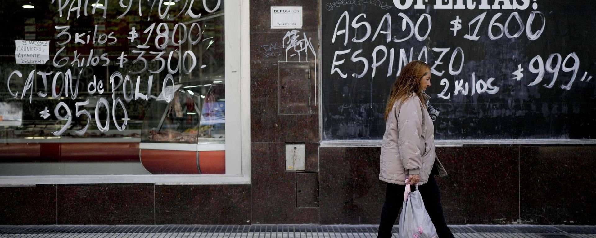 A woman walks by a meat market in Buenos Aires, Argentina, Thursday, May 11, 2023. According to a recent World Bank Food Security report, Argentina has seen a 107% annual inflation rate in food prices. A woman walks by a meat market in Buenos Aires, Argentina, Thursday, May 11, 2023. According to a recent World Bank Food Security report, Argentina has seen a 107% annual inflation rate in food prices. - Sputnik International, 1920, 23.10.2023
