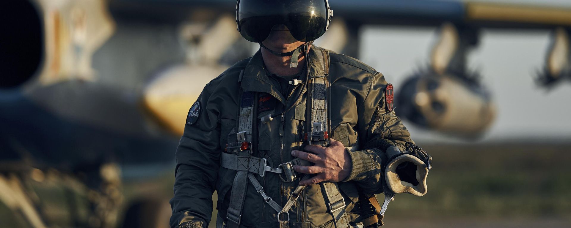 In this photo taken on Thursday, May 4, 2023, a Ukrainian air force pilot goes near his Su-25 ground attack jet on his base in Eastern Ukraine - Sputnik International, 1920, 21.05.2023