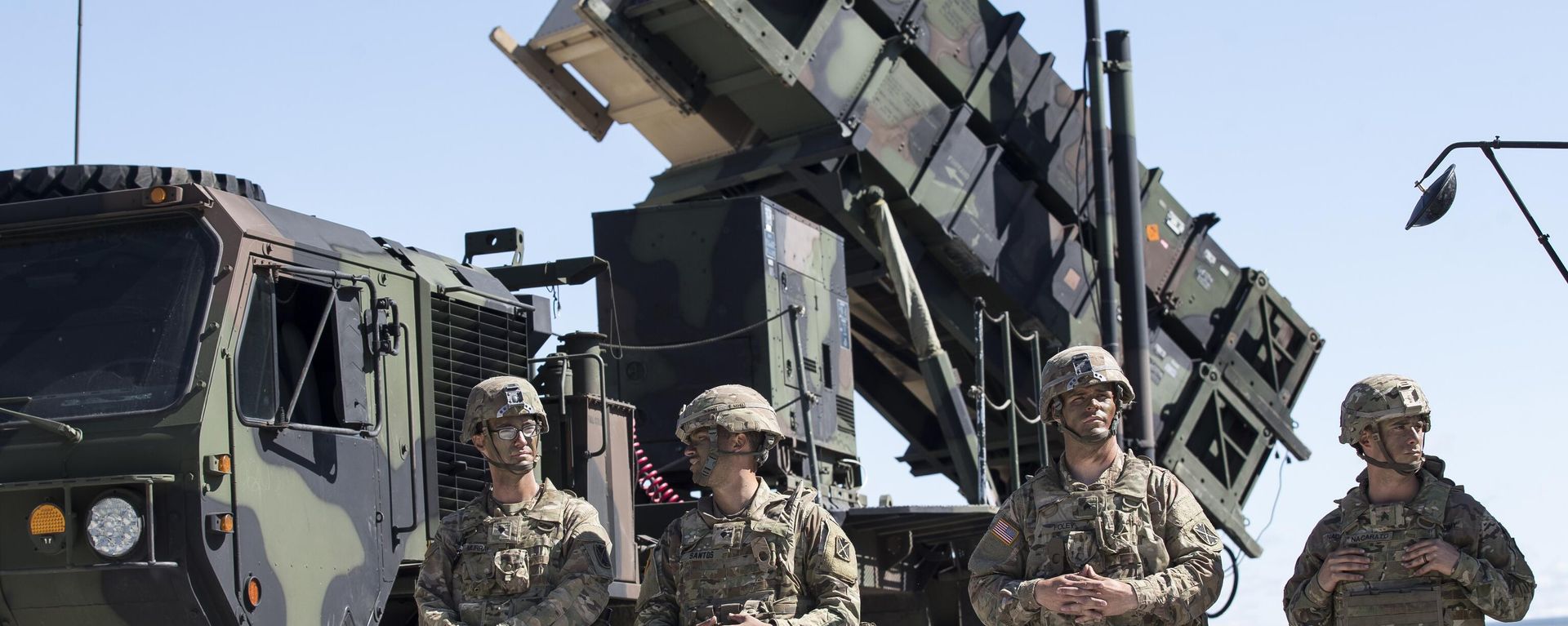 Members of US 10th Army Air and Missile Defense Command stands next to a Patriot surface-to-air missile battery during the NATO multinational ground based air defence units exercise Tobruq Legacy 2017 at the Siauliai airbase some 230 km. (144 miles) east of the capital Vilnius, Lithuania, on July 20, 2017 - Sputnik International, 1920, 09.06.2023