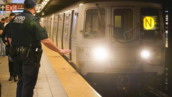 A New York Police Officers with the Transit Bureau Anti Terrorism Unit gestures to the train conducted as a train enters the Canal St. Q and N station, Tuesday, May 24, 2022, in New York. Andrew Abdullah, the man wanted in an apparently unprovoked fatal shooting aboard a New York City subway train was taken into custody by police on Tuesday, hours after authorities posted his name and photo on social media and implored the public to help find him. - Sputnik International