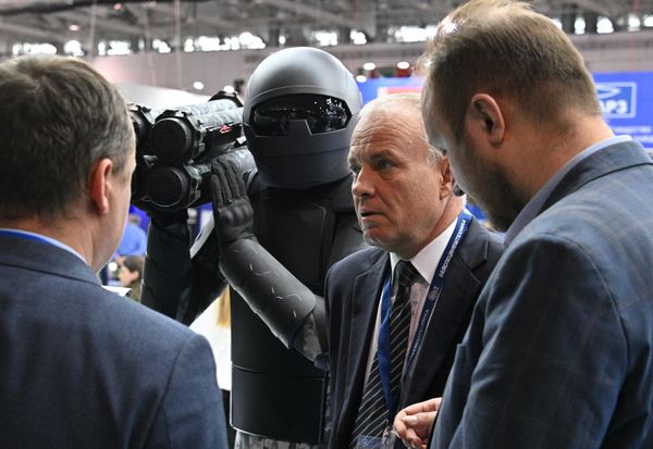 Visitors look at a mannequin with smart tactical gear. - Sputnik International
