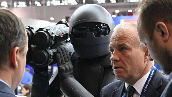 Visitors lool at mannequin with smart tactical gear.е - Sputnik International