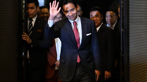 Move Forward Party leader and prime ministerial candidate Pita Limjaroenrat (C) waves as he arrives to address a press conference with potential coalition partners in Bangkok on May 18, 2023 Move Forward Party leader and prime ministerial candidate Pita Limjaroenrat (C) waves as he arrives to address a press conference with potential coalition partners in Bangkok on May 18, 2023 - Sputnik International