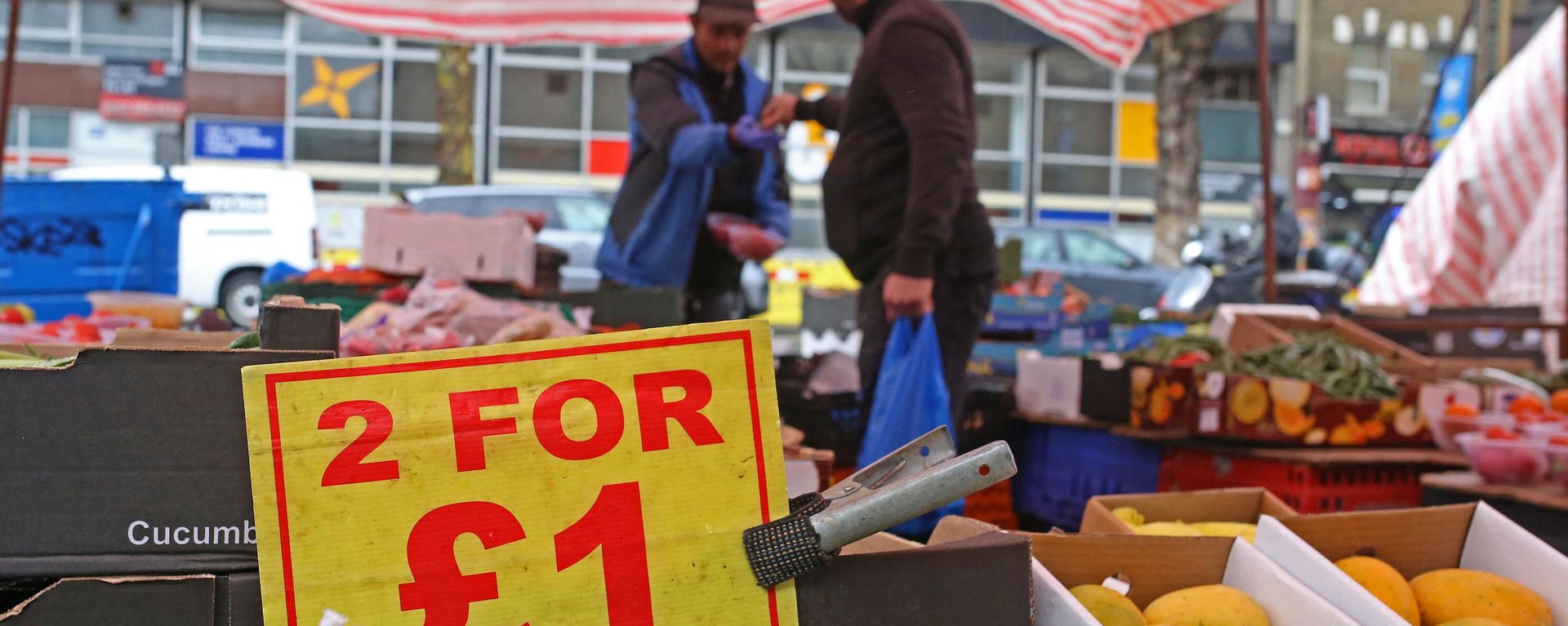 A sign displays the price in pound sterling of food goods, including cucumbers, at a a fruit and vegetable market in stall east London on March 31, 2023 - Sputnik International, 1920, 18.05.2023