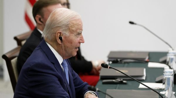 US President Joe Biden (L) talks to Japan's Prime Minister Fumio Kishida (not pictured) during their bilateral meeting in Hiroshima on May 18, 2023, ahead of the G7 Leaders' Summit. (Photo by Kiyoshi Ota / POOL / AFP) - Sputnik International