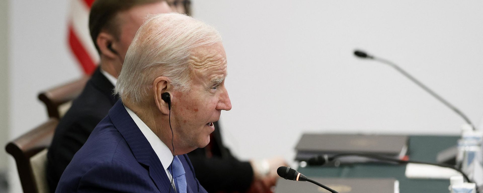 US President Joe Biden (L) talks to Japan's Prime Minister Fumio Kishida (not pictured) during their bilateral meeting in Hiroshima on May 18, 2023, ahead of the G7 Leaders' Summit. (Photo by Kiyoshi Ota / POOL / AFP) - Sputnik International, 1920, 18.05.2023