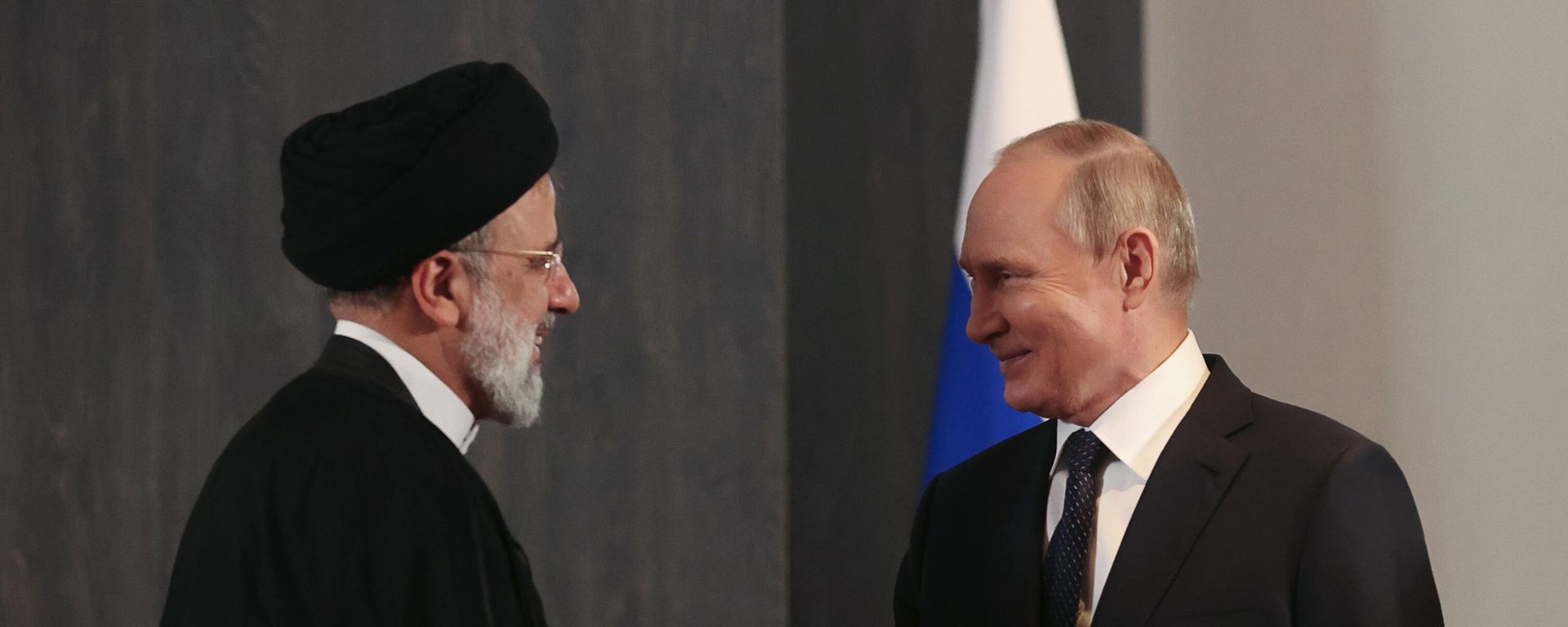 Russian Federation President Vladimir Putin met with Iranian President Ebrahim Raisi on the sidelines of the Shanghai Cooperation Organization summit in Samarkand, Uzbekistan, September 15, 2022. - Sputnik International, 1920, 18.05.2023