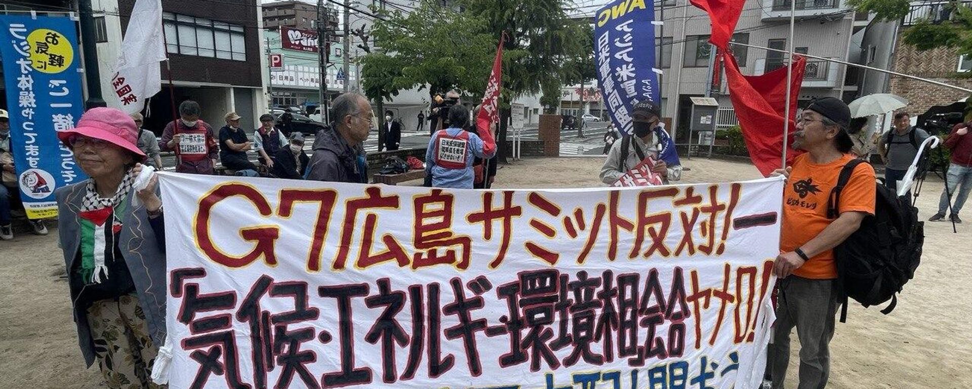 Hundreds of Japanese citizens take to the streets in the city of Hiroshima to protest against the upcoming G7 Summit from May 19 to 21 - Sputnik International, 1920, 19.05.2023
