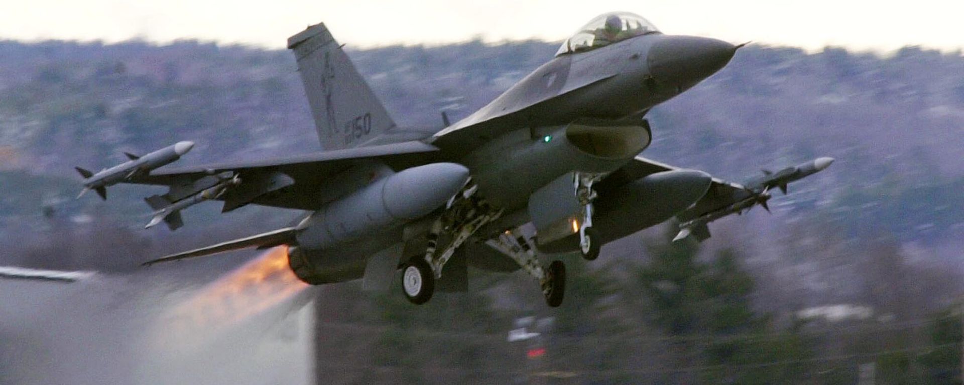 In this Dec. 2001 file photograph, an F-16 takes off with afterburners glowing loaded with live Sidewinder missiles from the Air National Guard base in South Burlington, Vt. - Sputnik International, 1920, 21.05.2023