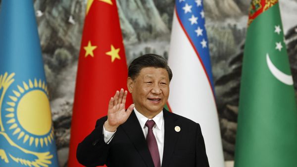 Chinese President Xi Jinping waves during a group photo session during the China-Central Asia Summit in Xian, in China's northern Shaanxi province on May 19, 2023 - Sputnik International
