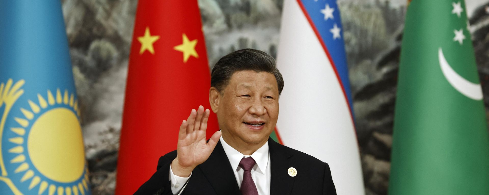 Chinese President Xi Jinping waves during a group photo session during the China-Central Asia Summit in Xian, in China's northern Shaanxi province on May 19, 2023 Chinese President Xi Jinping waves during a group photo session during the China-Central Asia Summit in Xian, in China's northern Shaanxi province on May 19, 2023 - Sputnik International, 1920, 19.05.2023