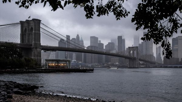 The Brooklyn Bridge passes over the carousel at Brooklyn Bridge Park and spans the East River with the New York skyline in the background. - Sputnik International