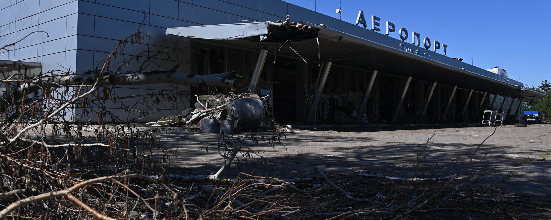 A general view shows the building of Mariupol International Airport as Russia's military operation in Ukraine continues, in the port city of Mariupol, Donetsk People's Republic. - Sputnik International, 1920, 20.05.2023