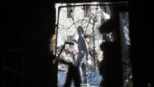 A view shows a damaged monument in Artemovsk, also known as Bakhmut, Donetsk People's Republic, Russia. - Sputnik International