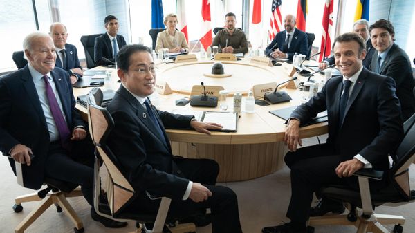 Ukraine's President Volodymyr Zelensky (C) joins G7 leaders at a working session during the G7 Leaders' Summit in Hiroshima on May 21, 2023.  - Sputnik International