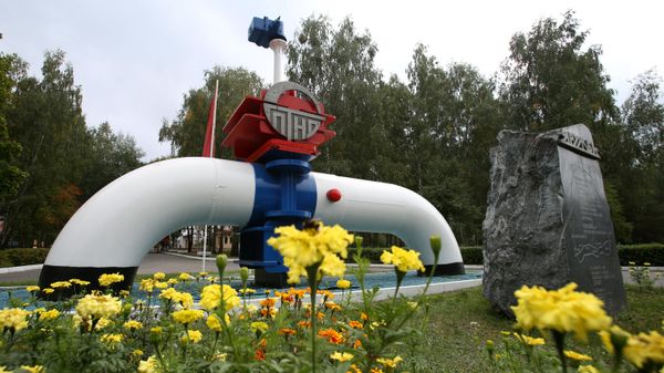 The logo of the Druzhba oil pipeline outside the town of Mozyr, Gomel Region, Belarus. - Sputnik International