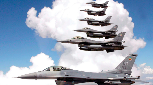 U.S. Air Force F-16 Fighting Falcons flying in formation. - Sputnik International