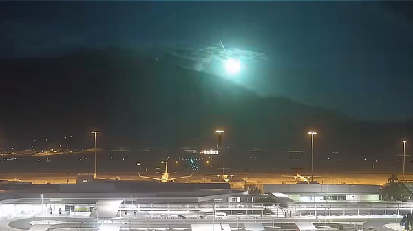 A meteor burns bright green in the skies above Cairns, Australia, on May 20, 2023. - Sputnik International