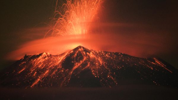 Incandescent materials, ash and smoke are spewed from the Popocatepetl volcano in San Nicolas de los Ranchos, Puebla state, Mexico on May 20, 2023. - Sputnik International