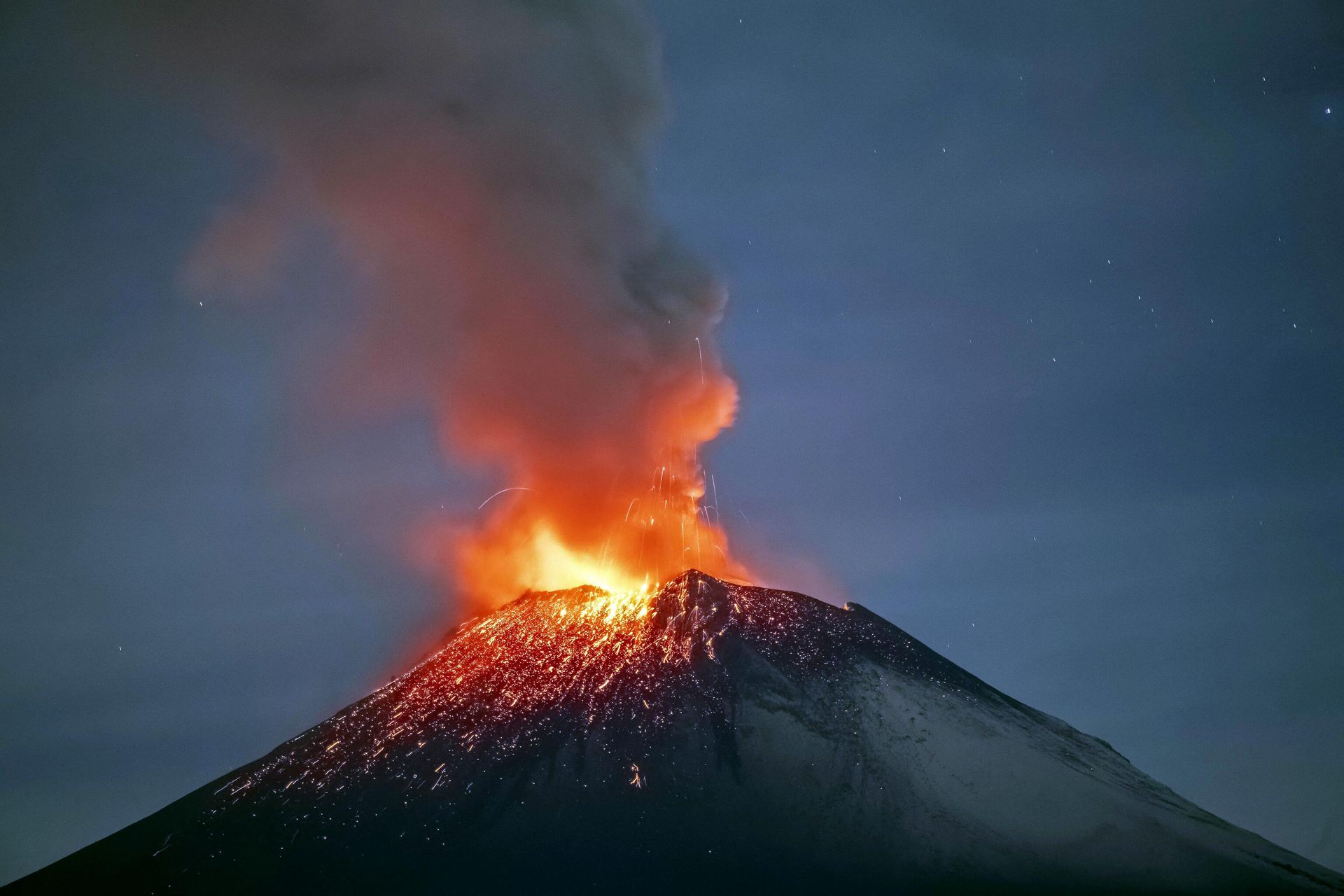 Incandescent materials, ash and smoke are spewed from the Popocatepetl volcano as seen from thr Santiago Xalitzintla community, state of Puebla, Mexico, on May 22, 2023. Mexican authorities on May 21 raised the warning level for the Popocatepetl volcano to one step below red alert, as smoke, ash and molten rock spewed into the sky posing risks to aviation and far-flung communities below. Sunday's increased alert level -- to yellow phase three -- comes a day after two Mexico City airports temporarily halted operations due to falling ash. Incandescent materials, ash and smoke are spewed from the Popocatepetl volcano as seen from thr Santiago Xalitzintla community, state of Puebla, Mexico, on May 22, 2023. Mexican authorities on May 21 raised the warning level for the Popocatepetl volcano to one step below red alert, as smoke, ash and molten rock spewed into the sky posing risks to aviation and far-flung communities below. Sunday's increased alert level -- to yellow phase three -- comes a day after two Mexico City airports temporarily halted operations due to falling ash. - Sputnik International, 1920, 23.05.2023