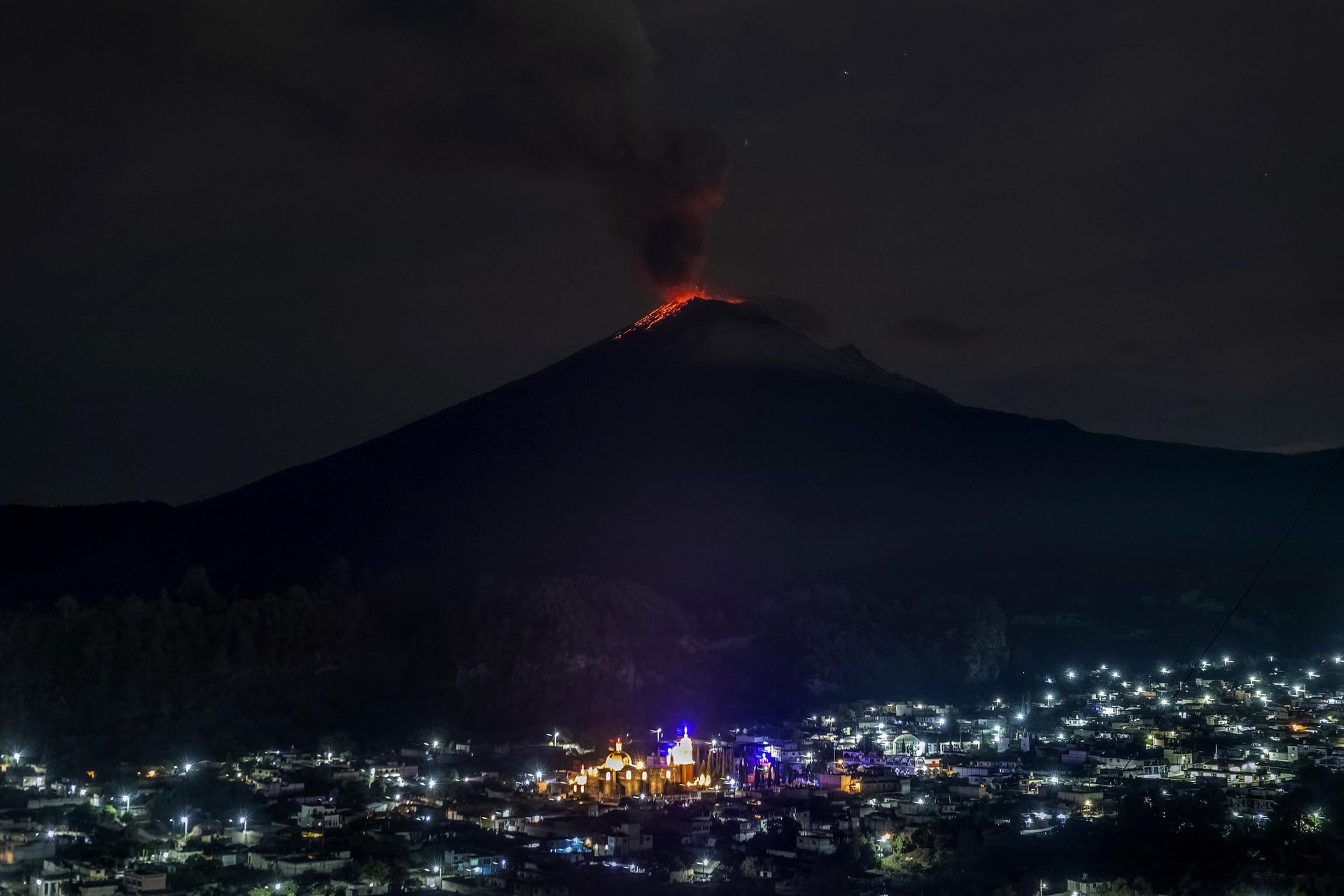 The Popocatepetl Volcano spews ash and smoke as seen from thr Santiago Xalitzintla community, state of Puebla, Mexico, on May 22, 2023. Mexican authorities on May 21 raised the warning level for the Popocatepetl volcano to one step below red alert, as smoke, ash and molten rock spewed into the sky posing risks to aviation and far-flung communities below. Sunday's increased alert level -- to yellow phase three -- comes a day after two Mexico City airports temporarily halted operations due to falling ash. The Popocatepetl Volcano spews ash and smoke as seen from thr Santiago Xalitzintla community, state of Puebla, Mexico, on May 22, 2023. Mexican authorities on May 21 raised the warning level for the Popocatepetl volcano to one step below red alert, as smoke, ash and molten rock spewed into the sky posing risks to aviation and far-flung communities below. Sunday's increased alert level -- to yellow phase three -- comes a day after two Mexico City airports temporarily halted operations due to falling ash. - Sputnik International, 1920, 23.05.2023